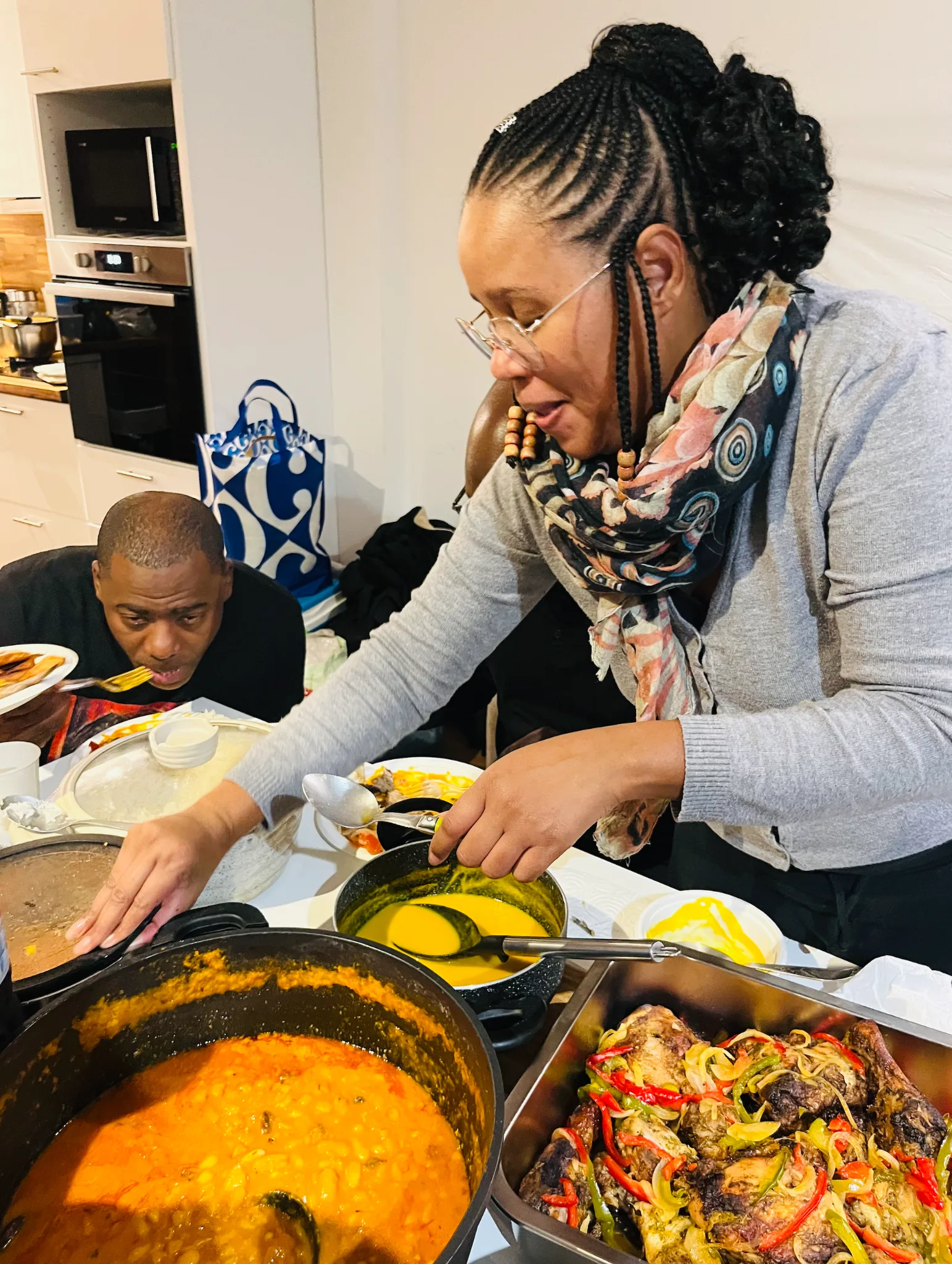 Membre de la Famille Muntu participant au partage du repas