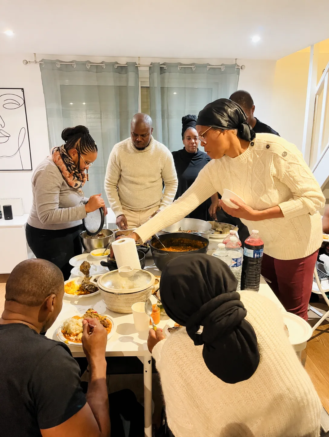 Moment collectif de partage et de solidarité autour d’un repas